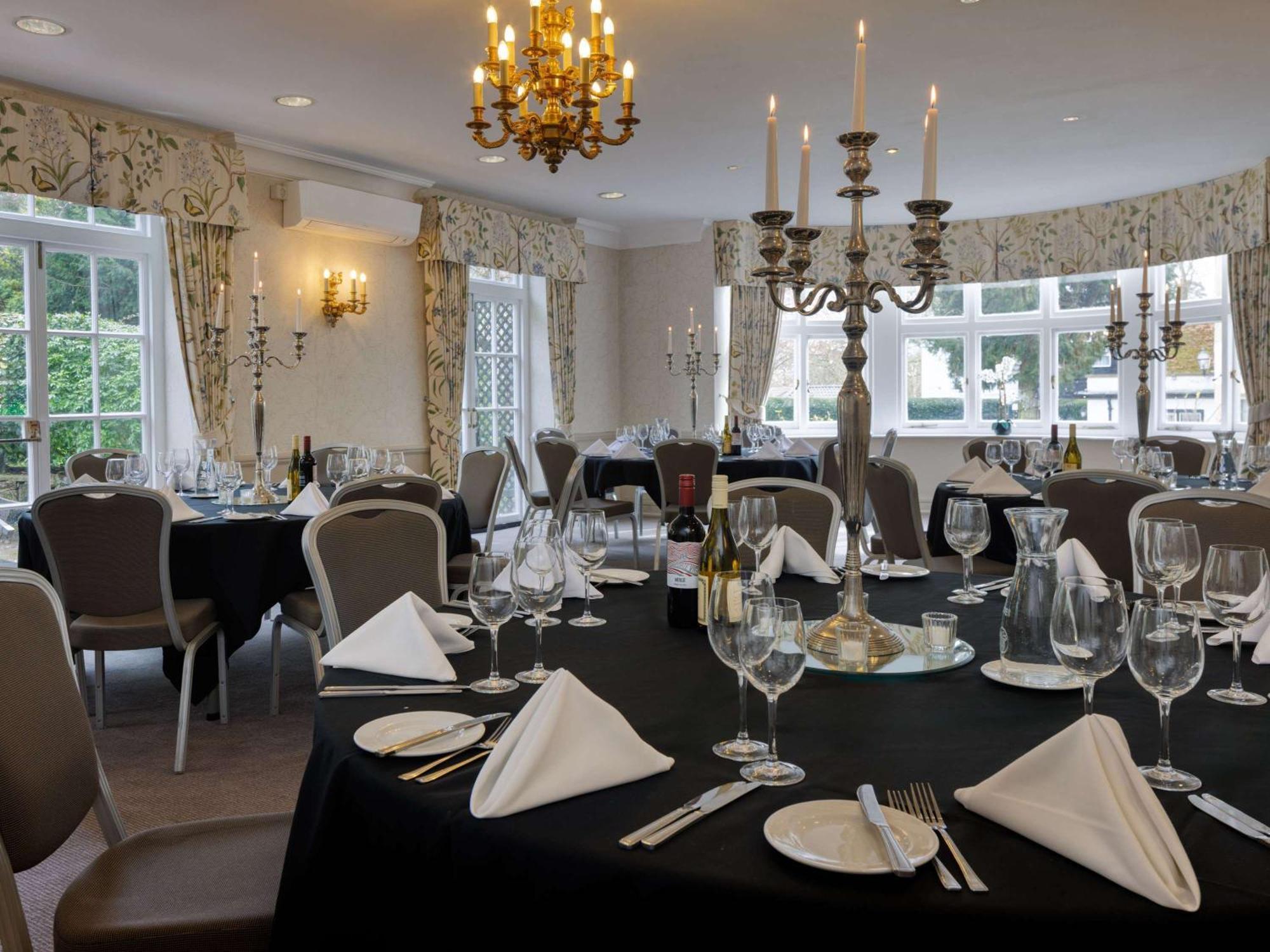 Sunday Box Hill Burford Bridge Hotel دوركينغ المظهر الخارجي الصورة