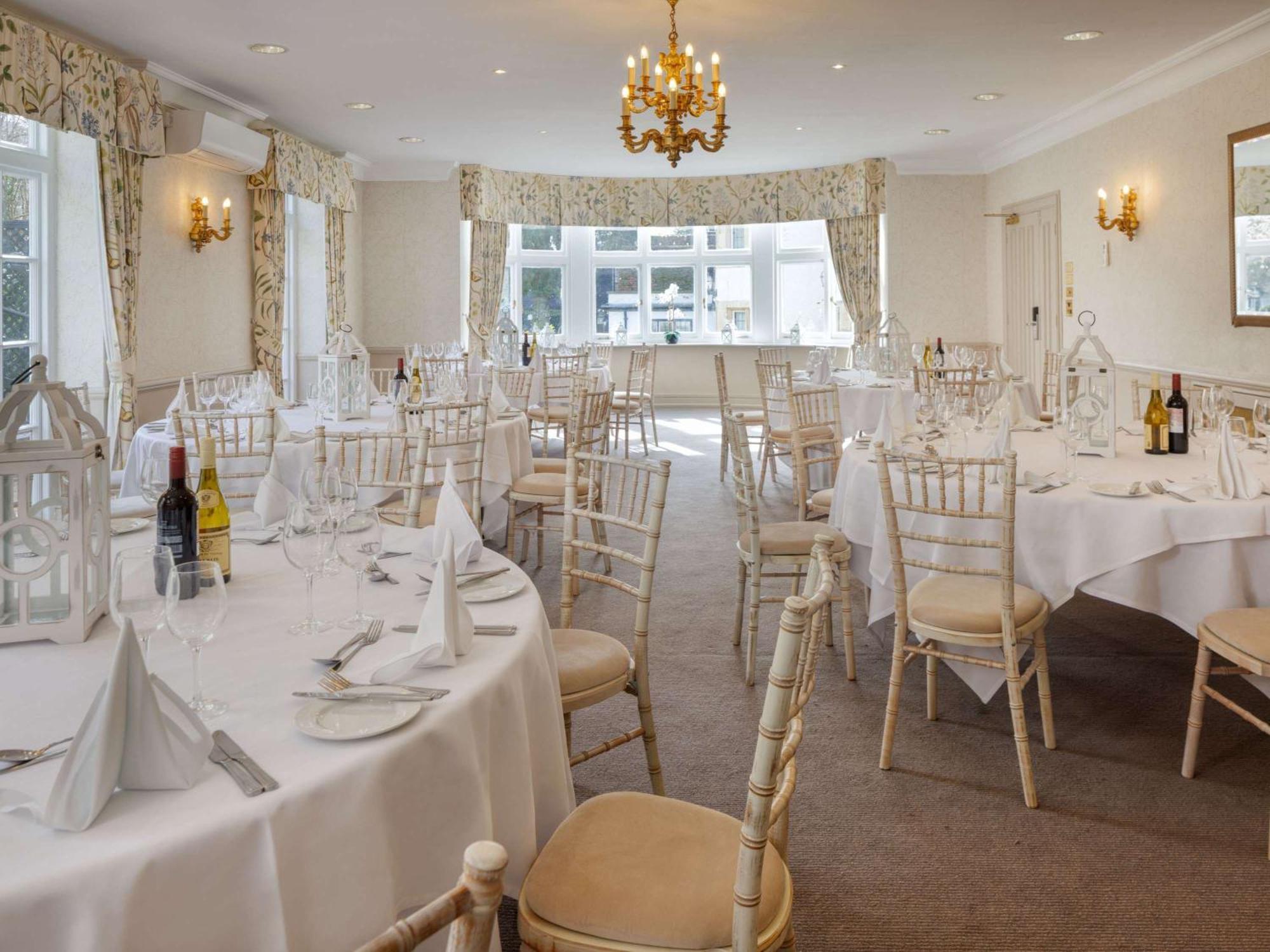Sunday Box Hill Burford Bridge Hotel دوركينغ المظهر الخارجي الصورة