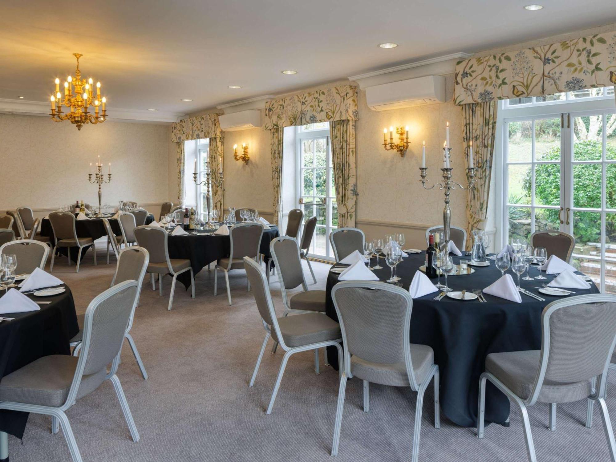 Sunday Box Hill Burford Bridge Hotel دوركينغ المظهر الخارجي الصورة