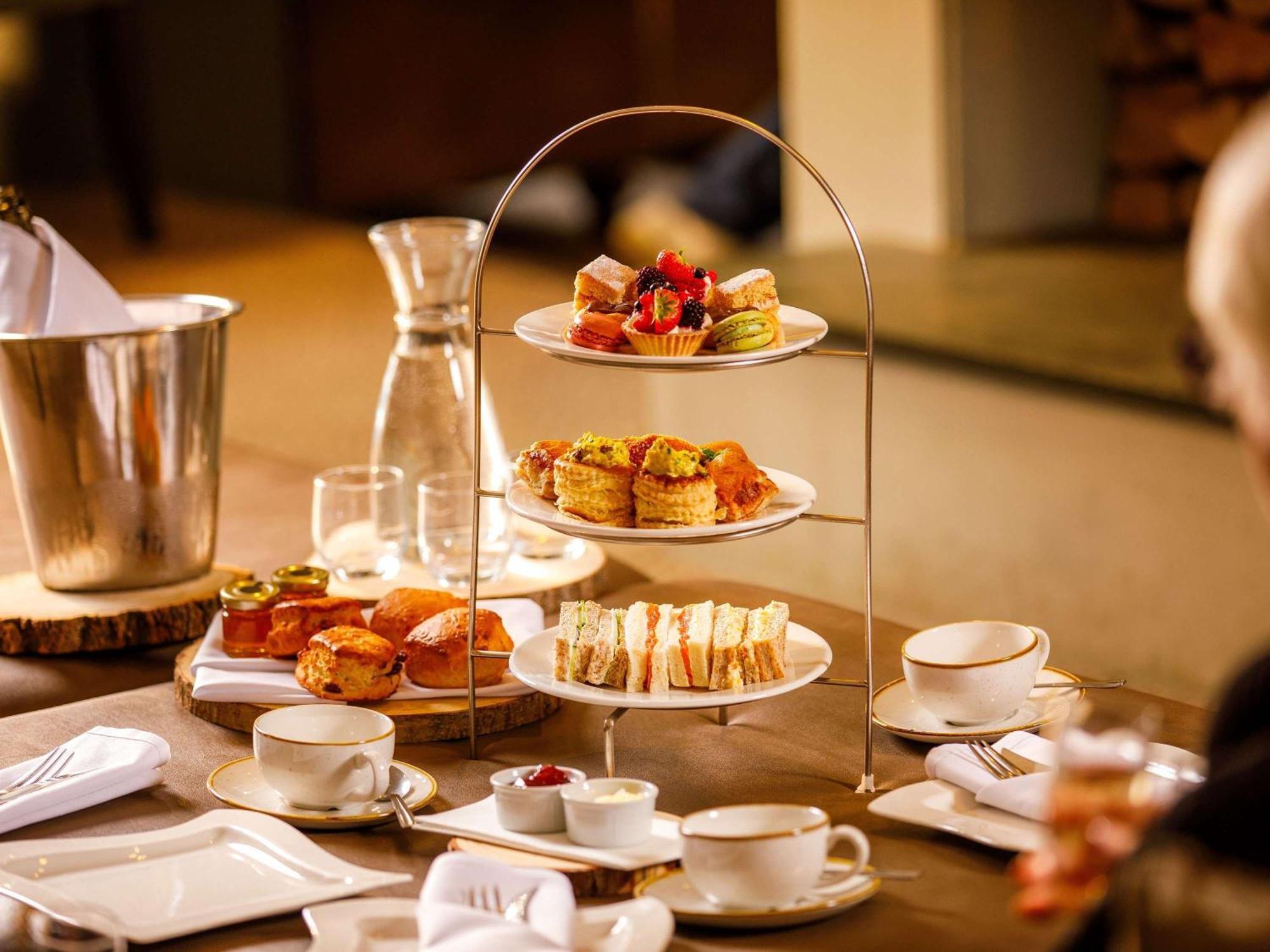 Sunday Box Hill Burford Bridge Hotel دوركينغ المظهر الخارجي الصورة