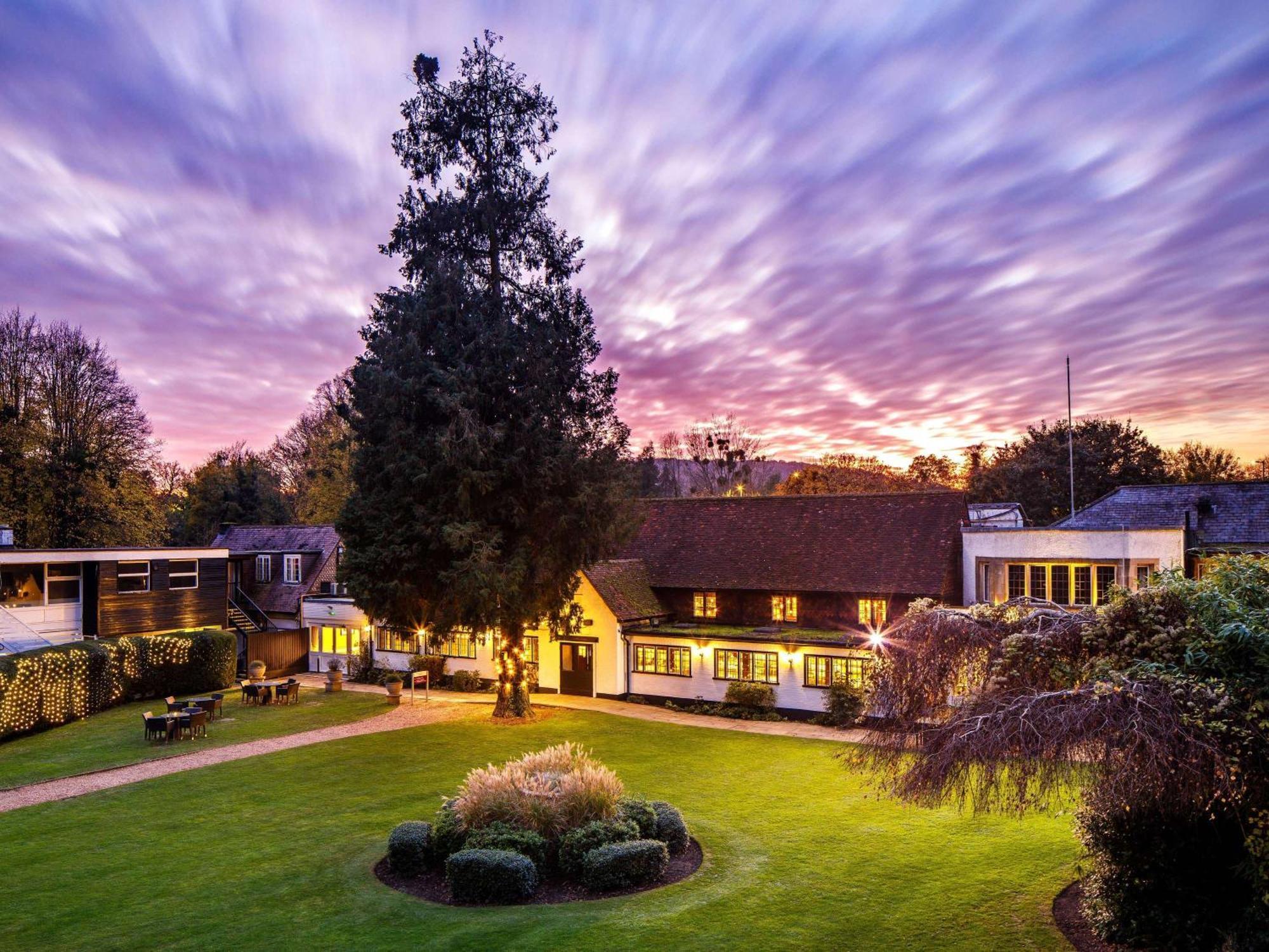 Sunday Box Hill Burford Bridge Hotel دوركينغ المظهر الخارجي الصورة